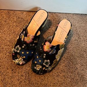 Sole Society Black Floral embroidery Sandal size 9.5